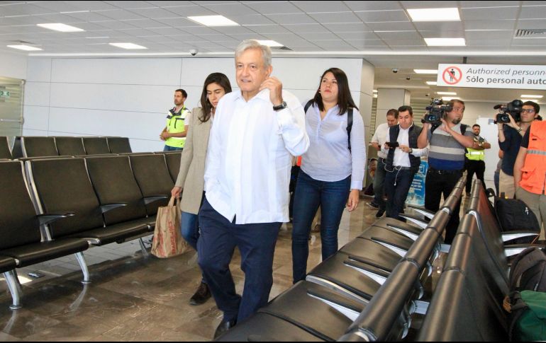 El presidente de México, Andrés Manuel López Obrador, viaja de La Paz, Baja California, rumbo a Tijuana. NTX/J. Lira