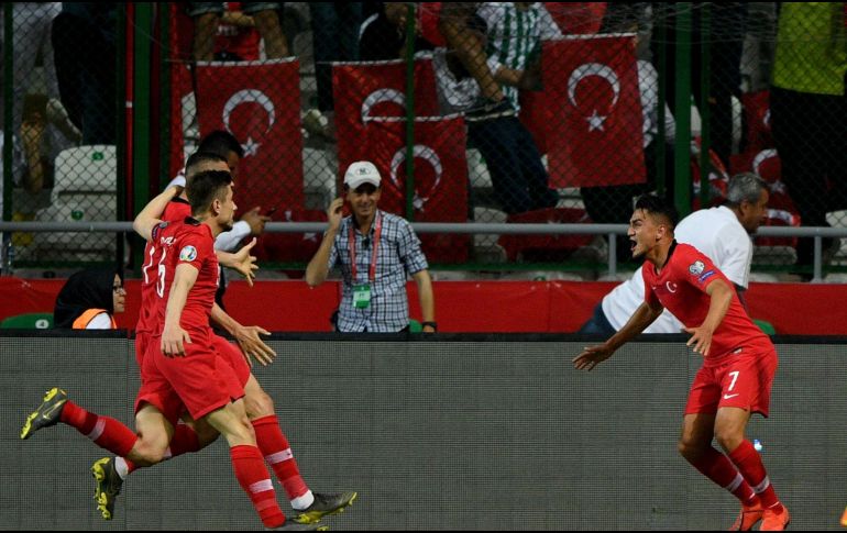 Cengiz Ünder (D), de la Roma de la Serie A, celebra tras anotar el segundo gol de Turquía. AFP/B. Kilic