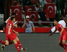 Cengiz Ünder (D), de la Roma de la Serie A, celebra tras anotar el segundo gol de Turquía. AFP/B. Kilic