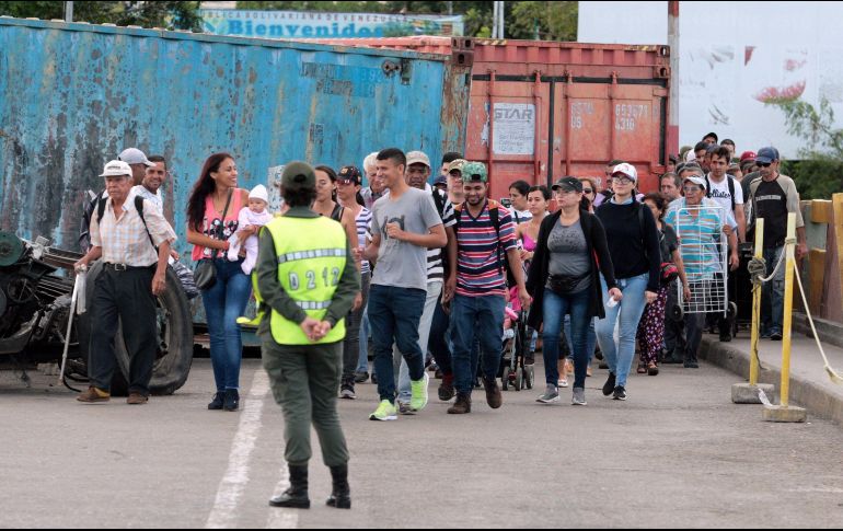 Ciudadanos venezolanos cruzan desde su país hacia Colombia este sábado, por el Puente Internacional Simón Bolívar, en Cúcuta. EFE/STR
