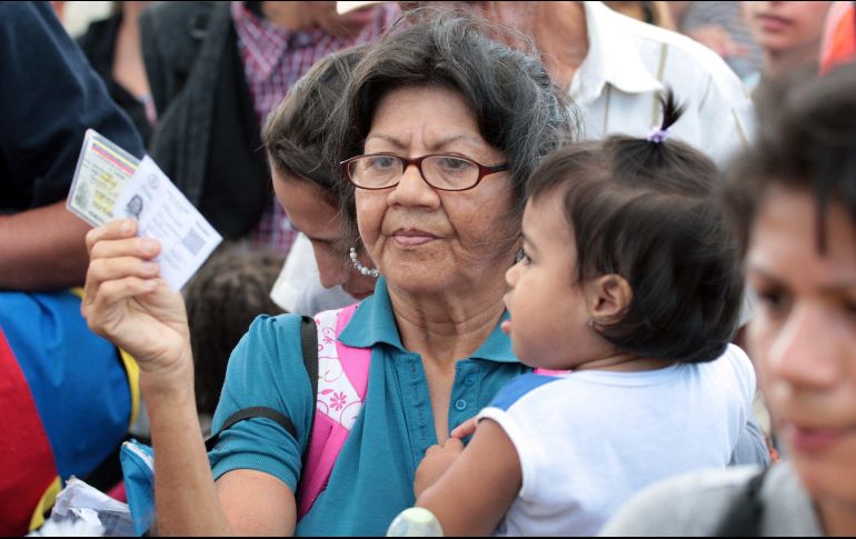 Ciudadanos venezolanos cruzan desde su país hacia Colombia este sábado, por el Puente Internacional Simón Bolívar, en Cúcuta. EFE/STR
