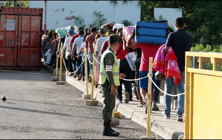 Ciudadanos venezolanos cruzan desde su país hacia Colombia este sábado, por el Puente Internacional Simón Bolívar, en Cúcuta. EFE/STR