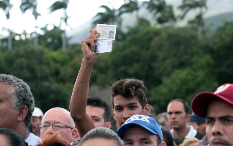 Ciudadanos venezolanos cruzan desde su país hacia Colombia este sábado, por el Puente Internacional Simón Bolívar, en Cúcuta. EFE/STR