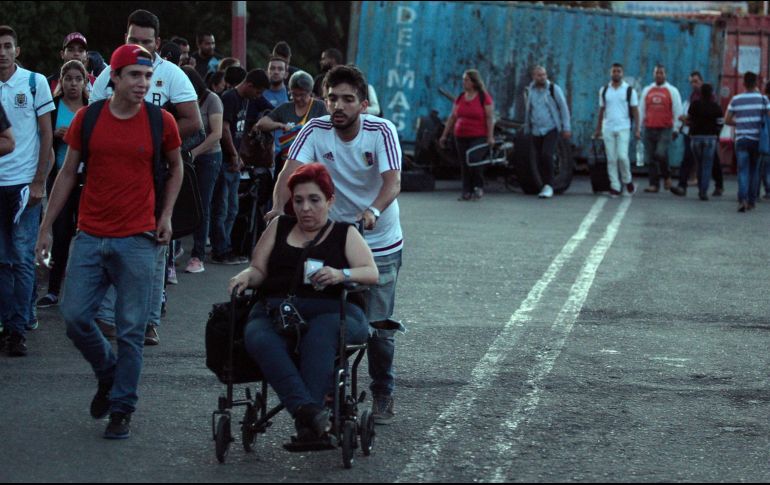 Ciudadanos venezolanos cruzan desde su país hacia Colombia este sábado, por el Puente Internacional Simón Bolívar, en Cúcuta. EFE/STR