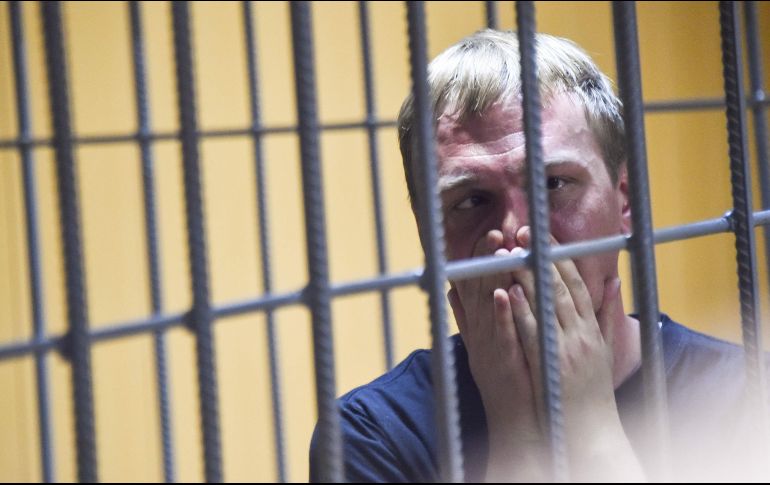Golunov rompió en lágrimas mientras hacía declaraciones a la prensa desde la jaula en la que los acusados son mantenidos en las salas de los tribunales rusos. AFP/V. Maximov