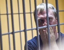 Golunov rompió en lágrimas mientras hacía declaraciones a la prensa desde la jaula en la que los acusados son mantenidos en las salas de los tribunales rusos. AFP/V. Maximov