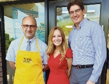 Recorrido.  De izquierda a derecha: José Luis Calera, consultor de operaciones; Maricarmen Oses, nutrióloga, y Félix Ramírez, director de comunicación Corporativa para América Latina y el Caribe. EL INFORMADOR / N. Gutiérrez