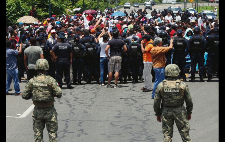 Militares y policías federales marcan el alto a una caravana luego de cruzar la frontera entre Guatemala y México, en momentos en que se negociaba la aplicación de aranceles a los productos mexicanos que van a Estados Unidos. AP