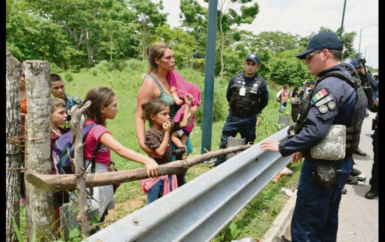 En el municipio de Tapachula, policías persuaden a una familia de centroamericanos, que viajaba en grupo, a que evite internarse en territorio mexicano. Es estas acciones, los viajeros extranjeros se quejaron por el maltrato al que, dicen, fueron sometidos. EFE