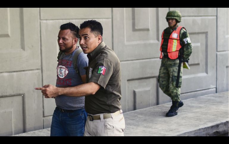 Autoridades migratorias apoyadas por militares arrestan a una persona que no pudo acreditar su estancia legal en el país, cuando caminaba en Chiapas. AFP