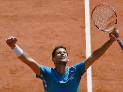 Dominic Thiem celebra tras dejar fuera al número uno del mundo, Novak Djokovic, ayer en las Semifinales de Roland Garros. EFE