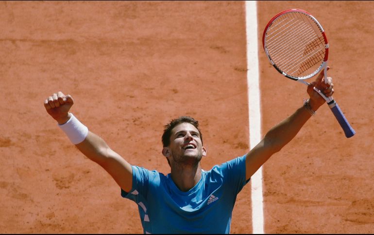 Dominic Thiem celebra tras dejar fuera al número uno del mundo, Novak Djokovic, ayer en las Semifinales de Roland Garros. EFE