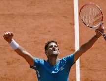 Dominic Thiem celebra tras dejar fuera al número uno del mundo, Novak Djokovic, ayer en las Semifinales de Roland Garros. EFE