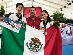 Marco Arrtoyo y Ana Zulema Ibáñez posan con su medalla de plata. @CONADE