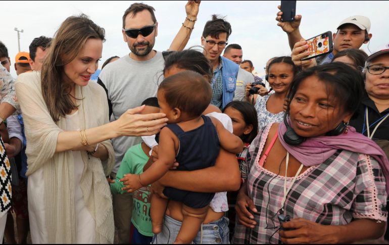 Jolie estuvo acompañada por la Alta Comisionada Adjunta del Acnur, Kelly Clements y del representante de Acnur en Colombia Jozef Merkx. AP/ F. Vergara