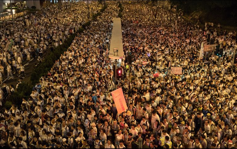 Medios aseguran que alrededor de 500 mil personas acudieron a la marcha, sin embargo la policía dice que fueron 153 mil. EFE / J. Favre