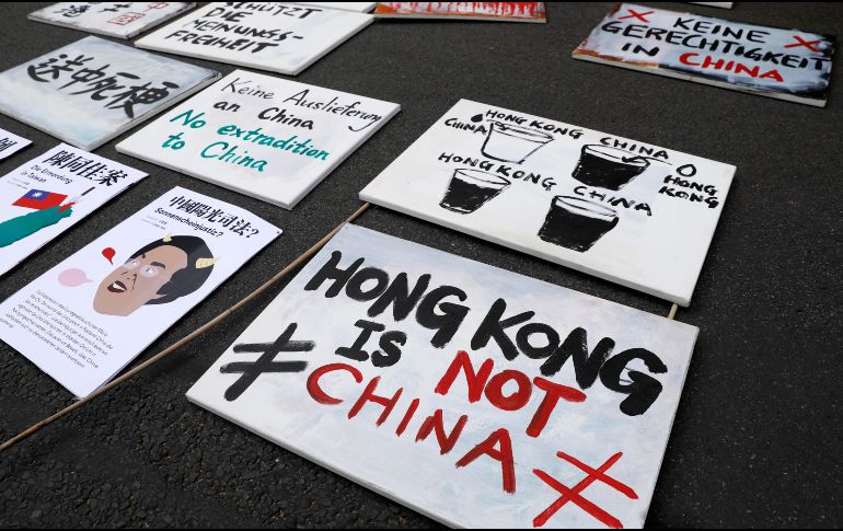 Algunas personas se manifestaron en Berlín, Alemania para apoyar a los ciudadanos de Hong Kong. EFE / F. Trueba