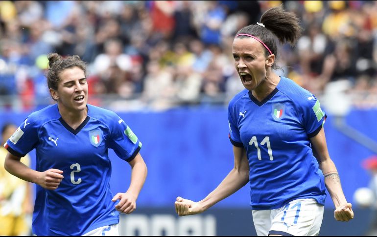 Azul pintado de azul. Boninsea (D), anotadora de los dos goles italianos, celebra con Bergamaschi (I). AFP/F. LO PRESTI