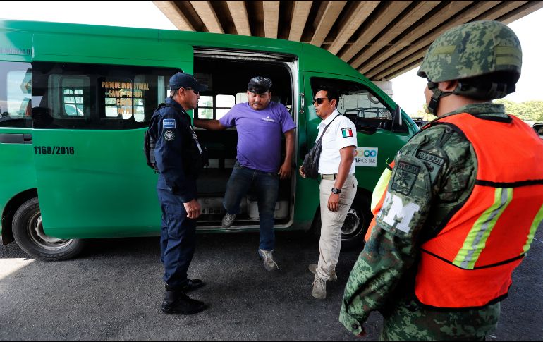Autoridades federales reforzaron también la revisión de vehículos en ingresos de Tapachula. Una inspección ayer en un retén en la carretera. AP/ARCHIVO