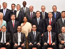 Asistentes posan para la foto oficial de la reunión del G-20 en Fukuoka. AFP/T. Kitamura