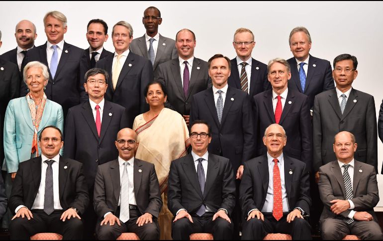 Asistentes posan para la foto oficial de la reunión del G-20 en Fukuoka. AFP/T. Kitamura