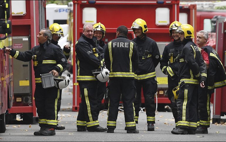 Al menos 100 efectivos del cuerpo y 15 camiones de bomberos trabajan para extinguir las llamas del bloque residencial. EFE / ARCHIVO