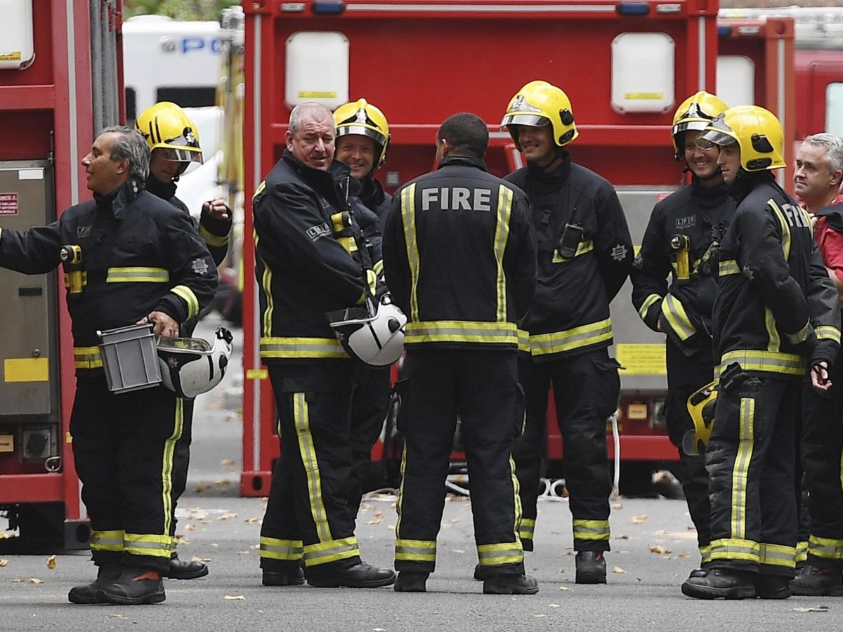  Incendio arrasa con edificio de apartamentos en Londres