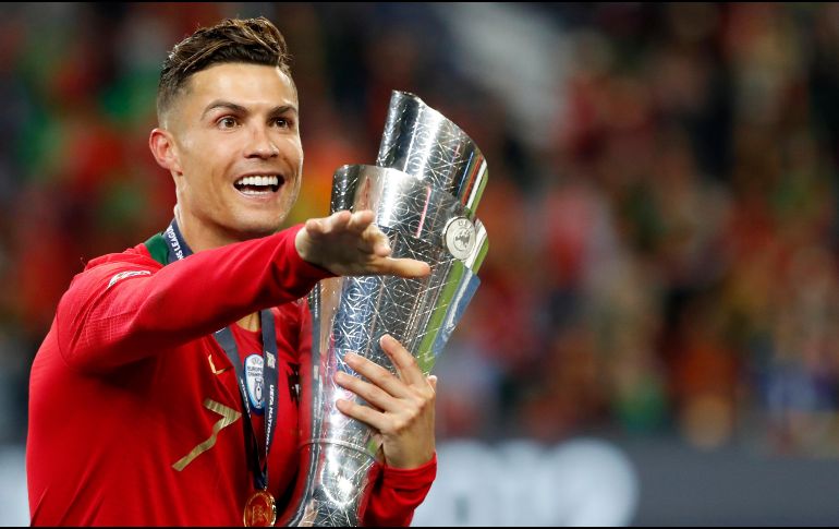 Cristiano Ronaldo abraza el trofeo que los portugueses se apropian gracias a un gol de Guedes. AP/A. FRANCA