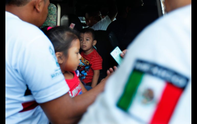 Agentes de Migración revisan hoy las identificaciones de personas que se trasladan en transporte público en Tapachula, Chiapas.