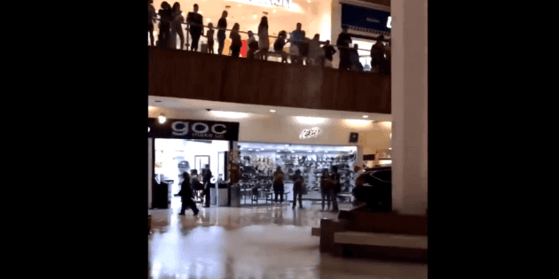 Plaza comercial se inunda y m&uacute;sicos tocan tema de "Titanic"