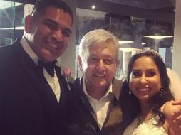 El Presidente posó con los novios para una foto. INSTAGRAM@liz_your_realtor