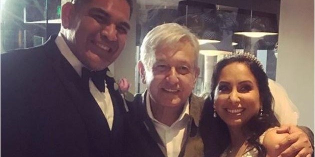 L&oacute;pez Obrador "se cuela" en boda en Tijuana