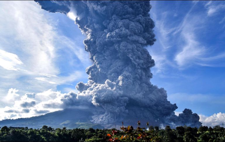 La montaña Sinabung, en Indonesia, entró en erupción este domingo. EFE/S. Sembiring