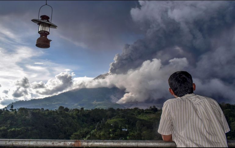 El Monte Sinabung ha hecho erupción de manera esporádica desde 2010, después de haber permanecido dormido por 400 años. EFE/S. Sembiring