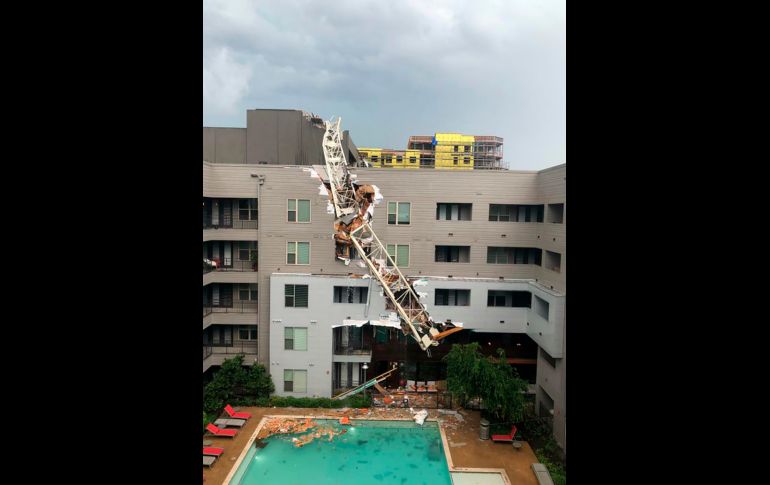 La grúa colapsó sobre el edificio Elan City Lights, de cinco pisos. AP/M. Santana