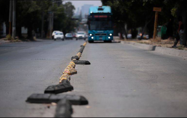 Son alrededor de mil 800 los topes que faltan en la segmentación de la vía del Macrobús. EL INFORMADOR/F. Atilano
