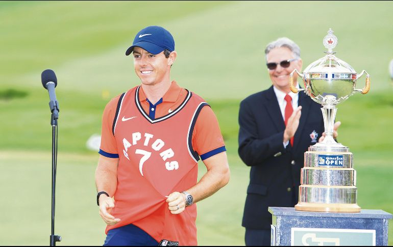 Rory McIlroy celebró su decimosexto título como profesional vistiendo un jersey de los Raptors de Toronto. AFP / V. Ridley