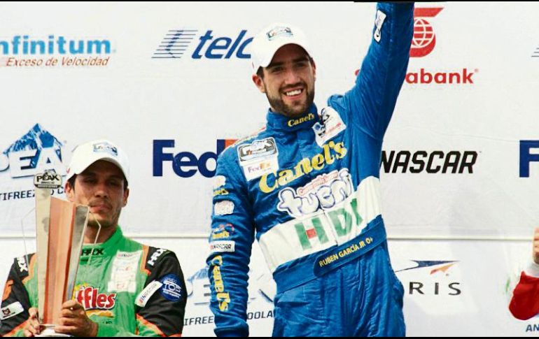 Rubén García (der.) aprovechó los últimos instantes para llevarse la carrera en Aguascalientes. ESPECIAL