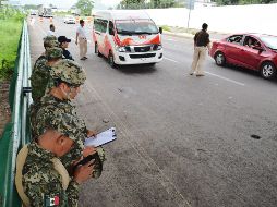 Este fin de semana el Gobierno mexicano reforzó las medidas para frenar el flujo de migrantes. Miembros del Instituto Nacional de Migración y militares durante revisiones ayer en Tapachula, Chiapas. EFE/ARCHIVO