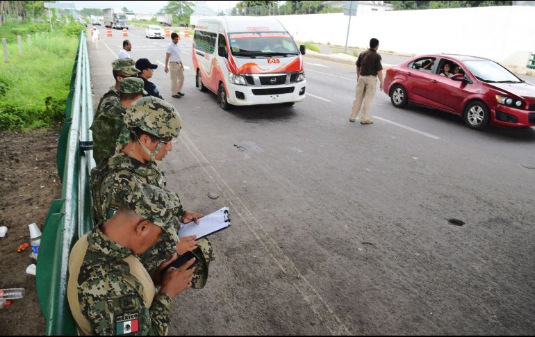 Este fin de semana el Gobierno mexicano reforzó las medidas para frenar el flujo de migrantes. Miembros del Instituto Nacional de Migración y militares durante revisiones ayer en Tapachula, Chiapas. EFE/ARCHIVO