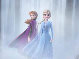 En la imagen se ven las dos jóvenes “Anna” y “Elsa” en medio de un bosque donde impera la niebla. TWITTER / @DisneyStudiosLA