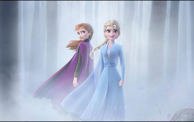 En la imagen se ven las dos jóvenes “Anna” y “Elsa” en medio de un bosque donde impera la niebla. TWITTER / @DisneyStudiosLA