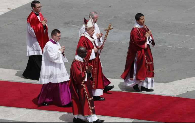 El Papa Francisco (c) presidió, este domingo, la ceremonia de Pentecostés en la Plaza de San Pedro. EFE/R. Antimiani