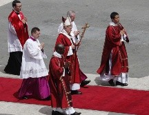 El Papa Francisco (c) presidió, este domingo, la ceremonia de Pentecostés en la Plaza de San Pedro. EFE/R. Antimiani
