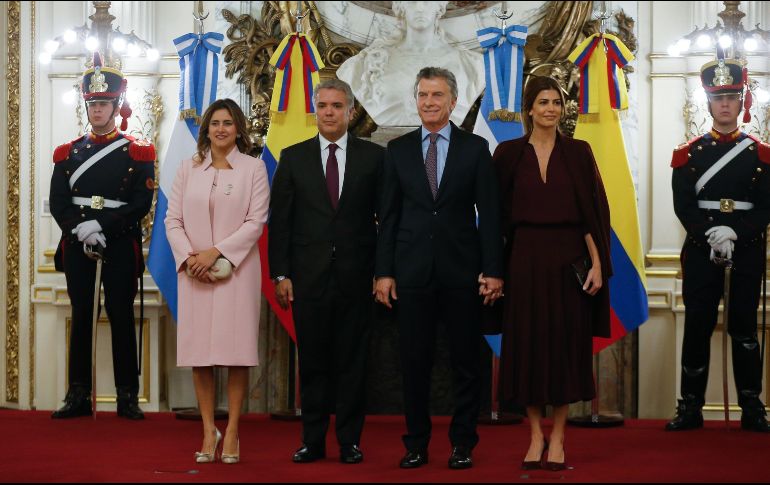 Los presidentes de Colombia y Argentina, Iván Duque Márquez (i) y Mauricio Macri (d) participan en una reunión este lunes, en la Casa Rosada, en Buenos Aires. EFE/J. Roncoroni