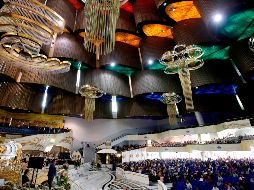 Fieles de La Luz del Mundo realizaban este domingo oraciones por Naasón Joaquín García, en el templo ubicado en Guadalajara. AFP/ARCHIVO