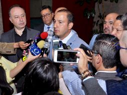 Marko Cortés (c) habla ante los medios de comunicación este lunes. NTX/A. Guzmán