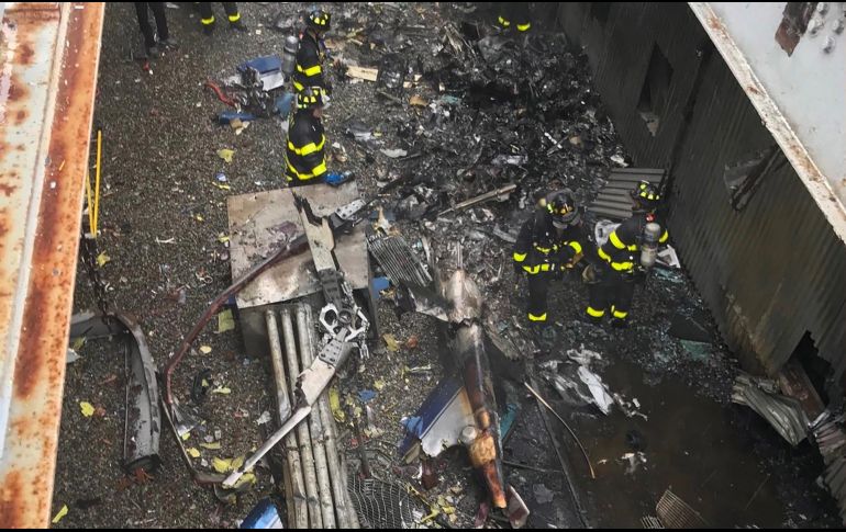 Bomberos trabajan en la escena donde un helicóptero chocó contra el Equitable Building este lunes, en el centro de Manhattan. EFE/Bomberos de Nueva York
