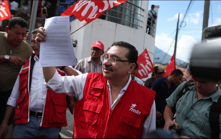 El secretario general del FMLN, Medardo González, muestra el documento de la demanda interpuesta contra el presidente Bukele por difamación y calumnia. EFE/R. Sura