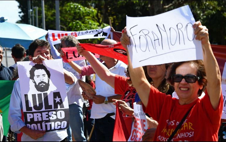 Manifestación afuera del Ministerio de Justicia en apoyo a Lula. Los abogados del expresidente aseguran que su cliente es víctima de una persecución política. AFP/E. Sa